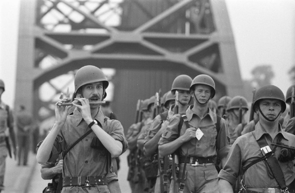 Soldaten bij brug 1961_compressed