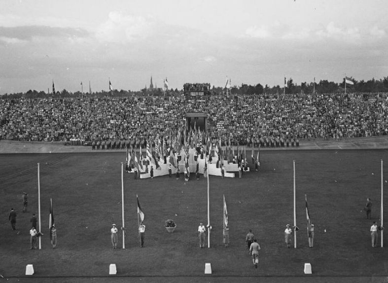 Stadion vlaggenparde 1955_compressed