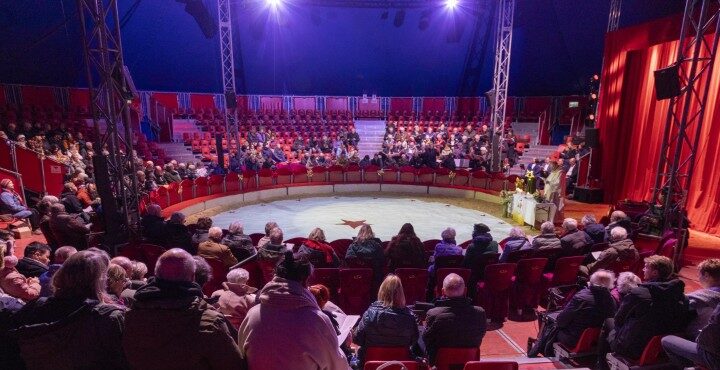 Eerste Kerstdagviering Circus Freiwald 2025